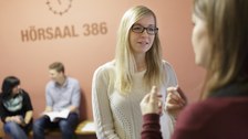 Personen im Gespräch vor dem Hörsaal HÜL S 386