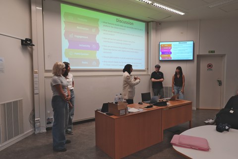 Man sieht Studierende bei ihren Präsentationen bei der Summer School