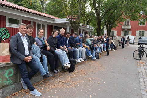 Man sieht ein Gruppenbild von Studierenden und Dozenten bei der Summer School.