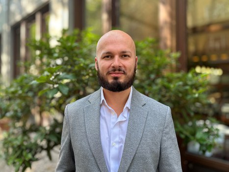 Es ist Prof. Dr. Stefan Raszinskas zu sehen.