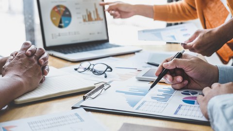 Man sieht verschiedene Dokumente zur Diskussion von Value-based Management