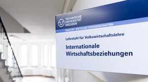 Photo of the Sign of the Chair of International Economics in the staircase of the Hülße-Bau