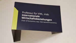 Photo of the Sign of the Chair of International Economics in the staircase of the Hülße-Bau