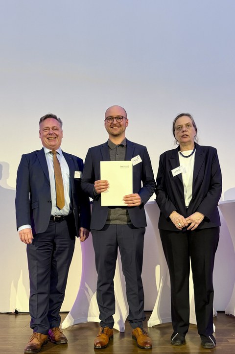 Zu sehen ist ein Bild von Dr. Andreas Leibing bei der Auszeichnung mit dem wissenschaftlichem Nachwuchspreis des Statistischen Bundesamtes.