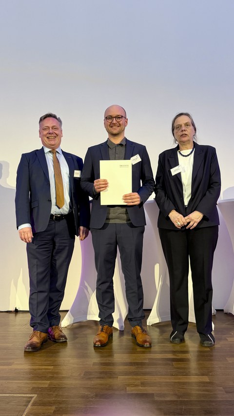 Zu sehen ist ein Bild von Dr. Andreas Leibing bei der Auszeichnung mit dem wissenschaftlichem Nachwuchspreis des Statistischen Bundesamtes.