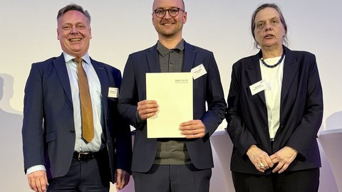 Zu sehen ist ein Bild von Dr. Andreas Leibing bei der Auszeichnung mit dem wissenschaftlichem Nachwuchspreis des Statistischen Bundesamtes.