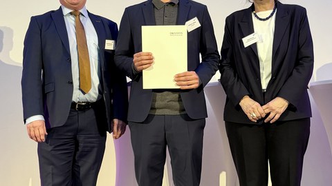 Zu sehen ist ein Bild von Dr. Andreas Leibing bei der Auszeichnung mit dem wissenschaftlichem Nachwuchspreis des Statistischen Bundesamtes.