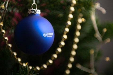 Foto von Weihnachtsdeko mit TUD-Logo