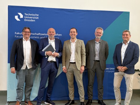 Man sieht Simon Bolz zusammen mit den Mitgliedern seiner Promotionskommission.