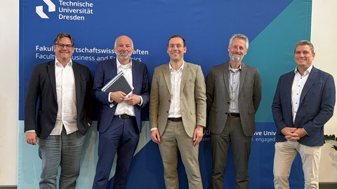 Man sieht Simon Bolz zusammen mit den Mitgliedern seiner Promotionskommission.