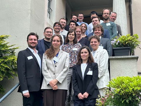 Man sieht die Teilnehmer:innen des LESP Workshops 2026 auf der Treppe vor dem ifo Institut DD.