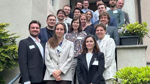 Man sieht die Teilnehmer:innen des LESP Workshops 2026 auf der Treppe vor dem ifo Institut DD.