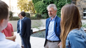 Professoren und Mitarbeiter:innen im Gespräch.