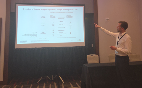 Maximilian Georgi während des Vortrags auf der HICSS