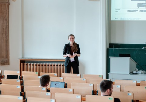 Auf diesem Bild sieht man, wie Flora Horn, wiss. Mitarbeiterin der Professur, ihre Vortrag hält