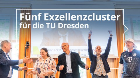 Bild von 5 jubelnden Personen vor einem an die Wand projezierten Video einer Pressekonferenz