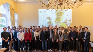 Ein Gruppenfoto des CARE-Teams in einem Konferenzraum 