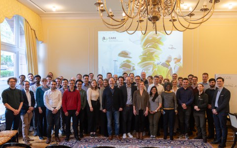 Ein Gruppenfoto des CARE-Teams in einem Konferenzraum 