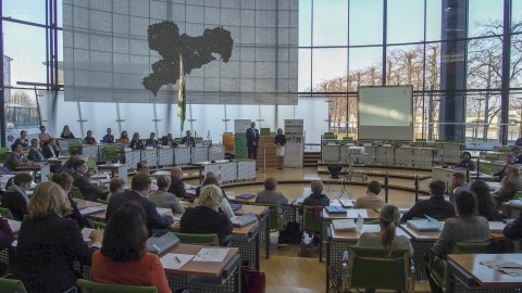 Teilnehmer*innen im Plenarsaal des Sächsischen Landtages
