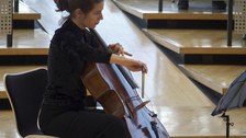Junge Frau spielt Cello