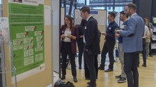 Poster werden in einer Postersession präsentiert