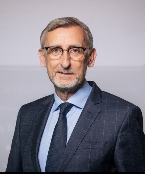 Portraitfoto von Herrn Schuster
