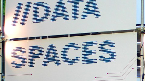 Schilder mit dem Titel der Ausstellung DataSpaces