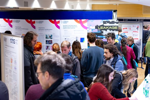 Kollegen unterhalten sich zur Poster-Session der CIDS-Mitgliederversammlung