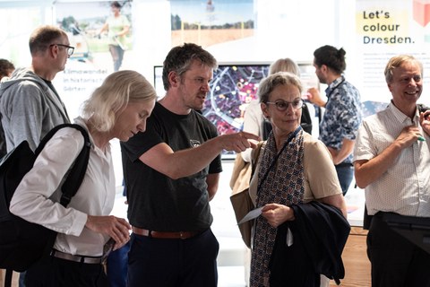 Foto, v.l.n.r. Marion Schmidt, Prof. Krzywinski, Prof.in Staudinger und Prof. Fettweis auf der COSMO-Ausstellung