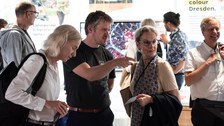 Foto, v.l.n.r. Marion Schmidt, Prof. Krzywinski, Prof.in Staudinger und Prof. Fettweis auf der COSMO-Ausstellung