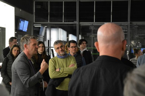 Teilnehmende bei der Eröffnung der Ausstellung während der Begrüßung durch Prof. Jens Krzywinski. durch P