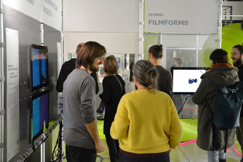 Mehrere Besuchende auf der Ausstellung im Gespräch und in Betrachtung der Exponate.