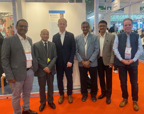 6 Männer - Prof. Köhler,  Jörg Hafer sowie Vertreter des Bildungsministeriums aus Assam nebeneinander auf der Didac-Konferenz in Indien (Foto).