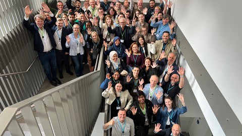 Gruppenbild der winkenden Teilnehmende der Summer School  Education & Technology 2026 