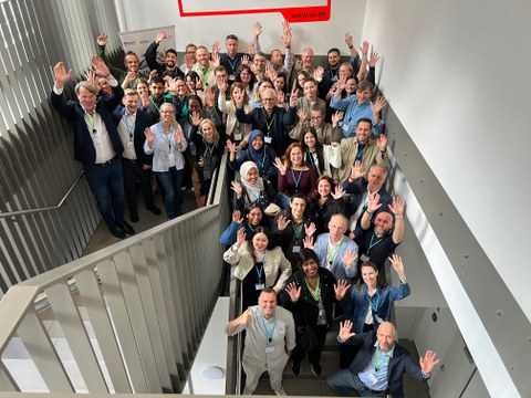 Gruppenbild der winkenden Teilnehmende der Summer School  Education & Technology 2026 