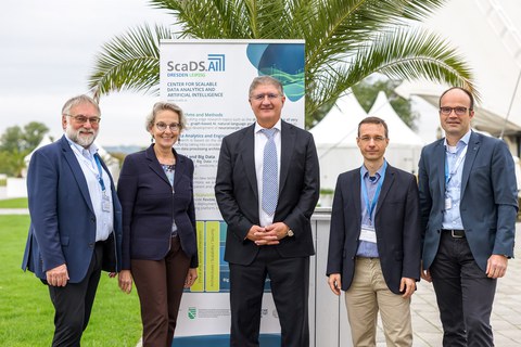 Foto. Prof. Dr. Wolfgang E. Nagel, Prof. Dr. Ursula M. Staudinger, Prof. Dr. Thomas Popp, Dr. René Jäkel und Prof. Dr. Lars Bernard vor dem OSTRA-Dome.