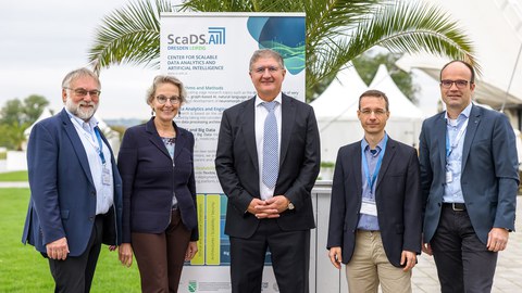 Foto. Prof. Dr. Wolfgang E. Nagel, Prof. Dr. Ursula M. Staudinger, Prof. Dr. Thomas Popp, Dr. René Jäkel und Prof. Dr. Lars Bernard vor dem OSTRA-Dome.