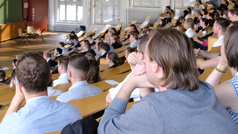 Foto. Menschen im Hörsaal.