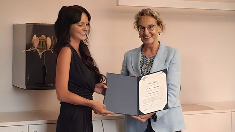 Photo. Rector Prof. Dr. Ursula M. Staudinger presents the certificate to Dr. Sandra Hummel.