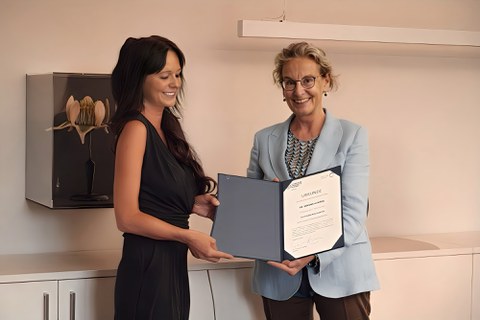 Foto. Rektorin Prof. Dr. Ursula M. Staudinger übergibt die Urkunde an Dr. Sandra Hummel.