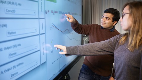 Foto. Neringa Jurenaite und Apurv Deepak Kulkarni interagieren mit der Software asanAI.