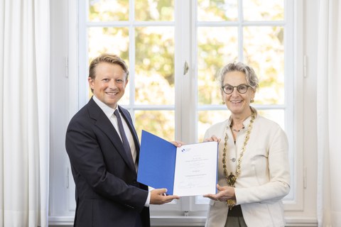 Philipp Lorenz-Spreen und TUD Rektorin Ursula Staudinger bei der Übergabe der Ernennungsurkunde zur Professur für Computational Social Science.