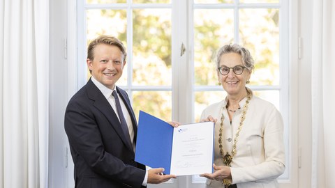 Philipp Lorenz-Spreen und TUD Rektorin Ursula Staudinger bei der Übergabe der Ernennungsurkunde zur Professur für Computational Social Science.