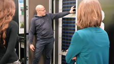 Carsten Tiede zeigt auf technische Elemente