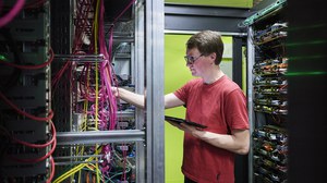 Fotografie einer Person bei der Arbeit am Netzwerk für Hochleistungsrechner