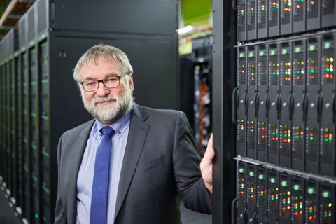 Foto von Professor Dr. Wolfgang E. Nagel zwischen den Hochleistungsrechnern im Rechenzentrum der TU Dresden.