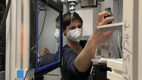 Female scientist at synchrotron facility BESSY in Berlin (2021)