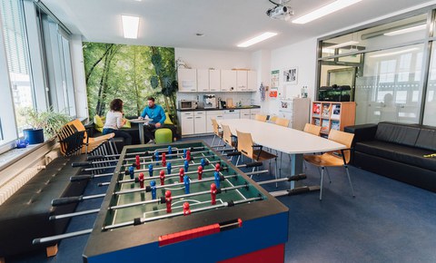 Teeküche mit Fußballtisch