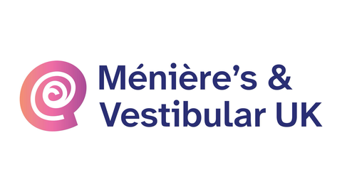 Logo. Links ein runder Farbverlaufskreis in Rosa- und Lilatönen mit einer weißen, spiralförmigen Linie im Inneren. Rechts daneben steht in dunkelblauer Schrift der zweizeilige Text „Ménière’s &“ in der oberen Zeile und „Vestibular UK“ in der unteren Zeile