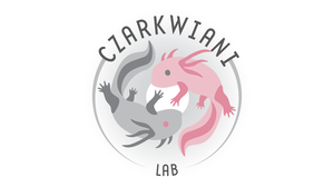 Illustration eines runden Logos. Oben ist bogenförmig der Schriftzug „CZARKWIANI“ und unten mittig ist „LAB“. In der Mitte sind zwei kreisförmig, ineinander verschlungene Axolotl – links ein graues Axolotl mit rosafarbenem Auge, rechts ein rosafarbenes Ax